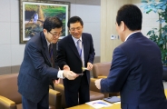 명함을 교환하는 여형구 제2차관