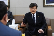 대화를 나누고 있는 서승환 장관