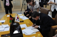 MOU 협정서에 싸인하고 있는 서승환 장관