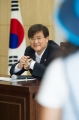 질문에 답변하는 서승환 장관