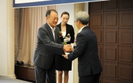 시상하는 박기풍 제1차관
