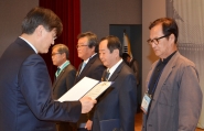 시상하는 서승환 장관