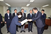 임명장을 받고 있는 최연혜 한국철도공사 사장