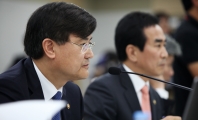 의원들의 질의에 답변하는 서승환 장관