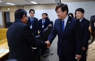 악수하는 서승환 장관
