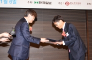 시상하는 서승환 장관