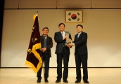 축구동호회 우승기 전달