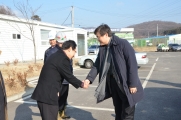 악수하는 서승환 장관