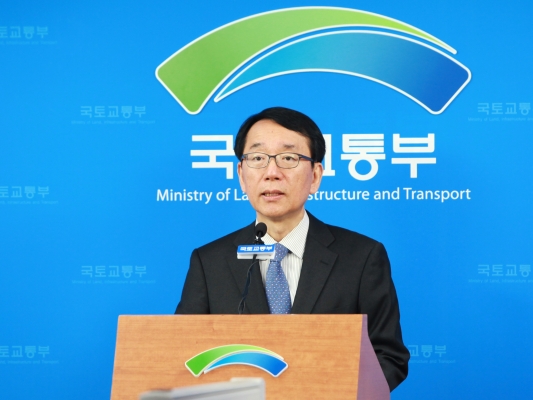 브리핑하는 박종흠 물류실장 - 포토이미지