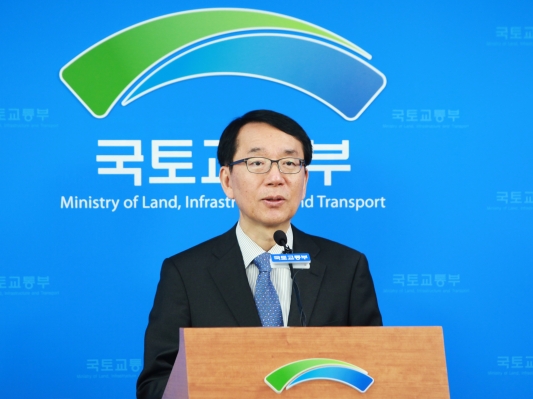브리핑하는 박종흠 물류실장 - 포토이미지