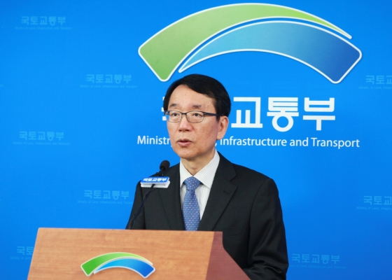 브리핑하는 박종흠 물류실장 - 포토이미지
