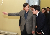 질문하는 서승환 장관