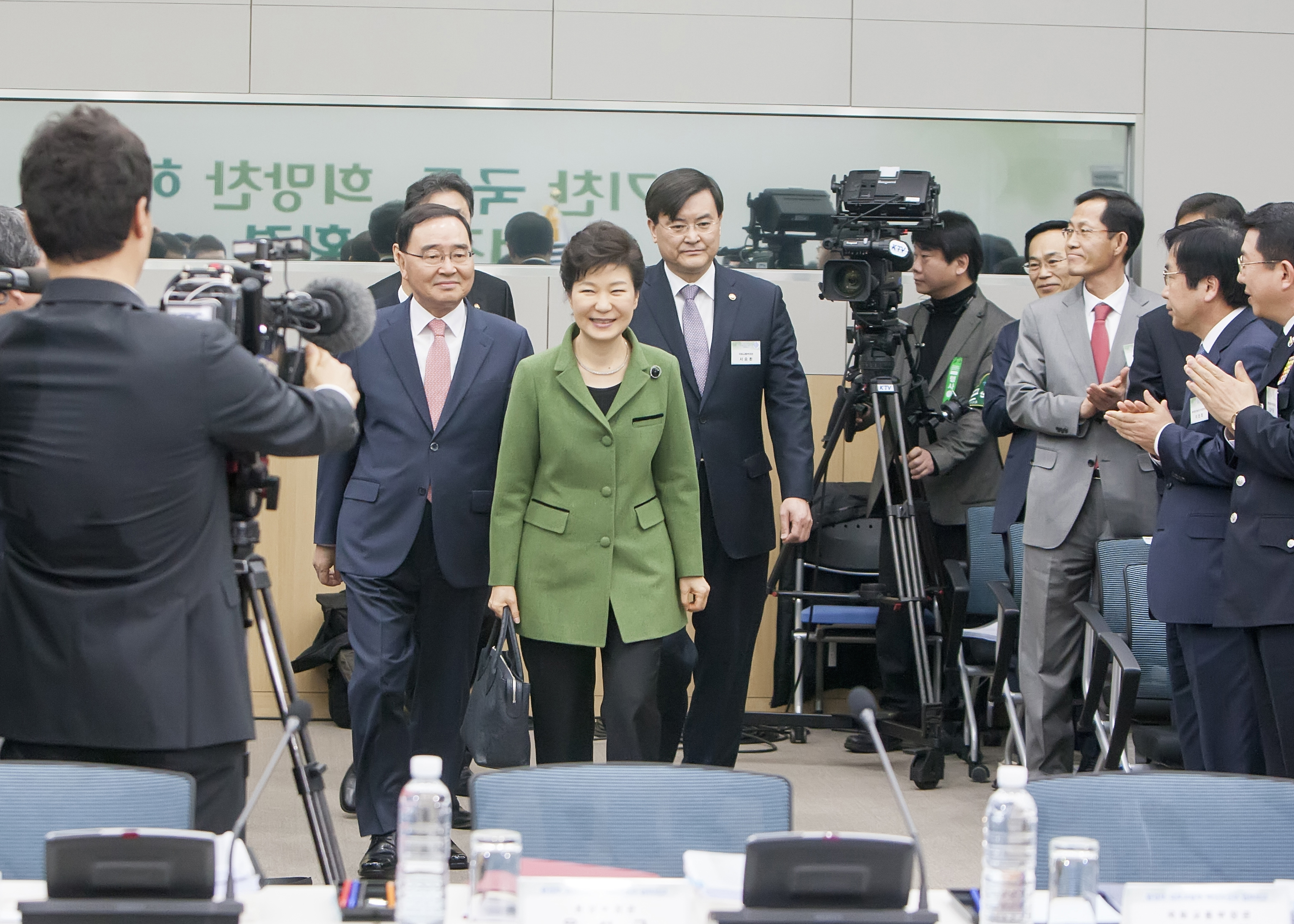 업무보고회장에 입장하는 박근혜 대통령과 서승환 장관 - 포토이미지