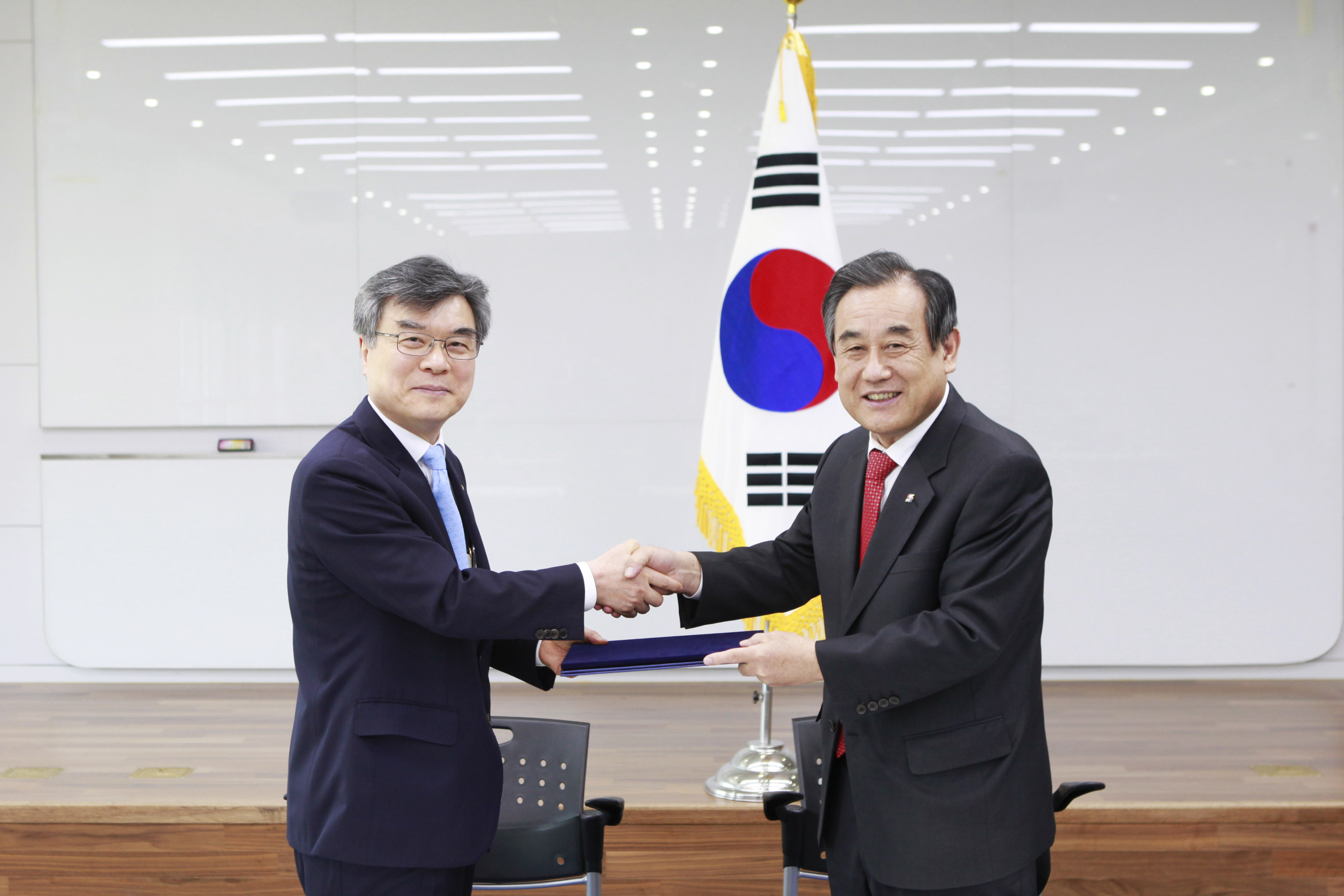 업무협약서 교환 - 포토이미지