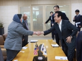 악수하는 여형구 차관