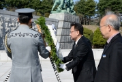 유일호 국토교통부 장관 국립대전현충원 참배