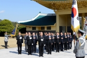 유일호 국토교통부 장관 국립대전현충원 참배