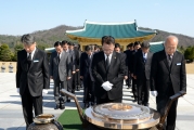 유일호 국토교통부 장관 국립대전현충원 참배