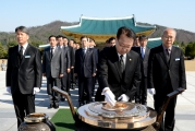 유일호 국토교통부 장관 국립대전현충원 참배