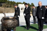 유일호 국토교통부 장관 국립대전현충원 참배