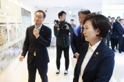 김현미장관, 신혼부부 희망타운 견본주택 점검
