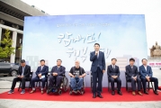 김정렬 차관, 휠체어 탑승설비를 갖춘 개발차량 시승 행사