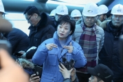 김현미 장관, 강릉선 KTX 탈선사고 현장 방문