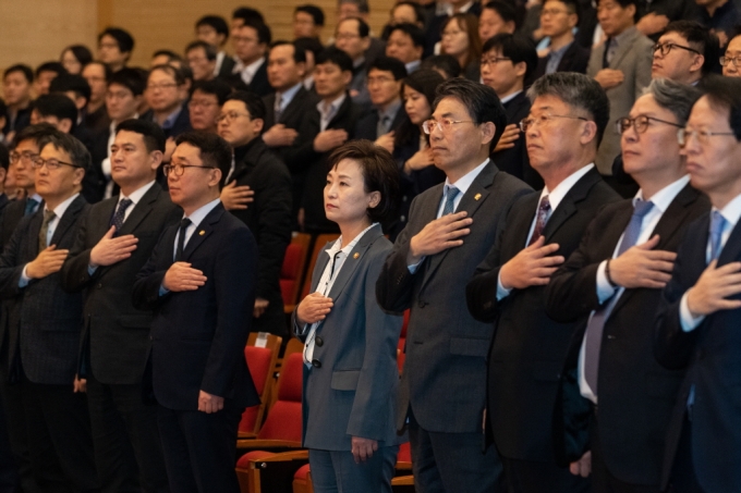 김현미 장관, 국토교통부 월례조회 개최