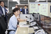 김현미 장관, 서남권 새 교통중심지 무안공항·천사대교 안전점검