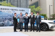 Minister's inaugural test ride with a Level 4 autonomous car-hailing service, RoboRide