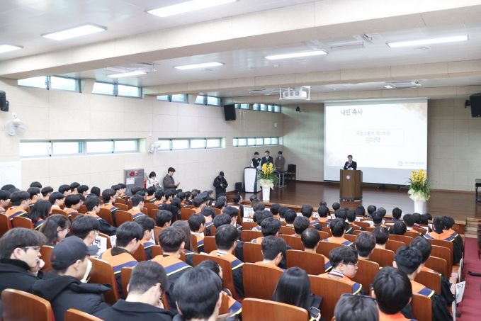 김이탁 제1차관, “세계 무대를 누비는 해외건설 전문 인재로 성장하길” - 포토이미지