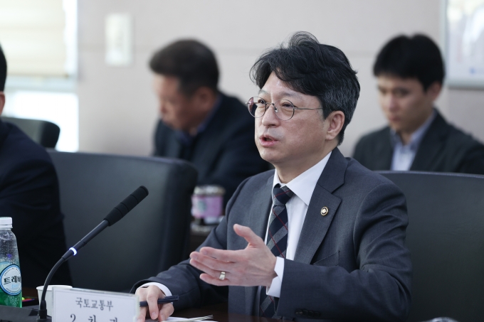 홍지선 2차관 고유가 극복을 위한 교통 · 물류업계 간담회 개최 - 포토이미지