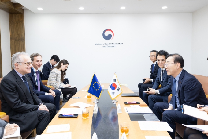 김윤덕 장관 “한-EU 친환경·지속가능 모빌리티 협력 강화” - 포토이미지