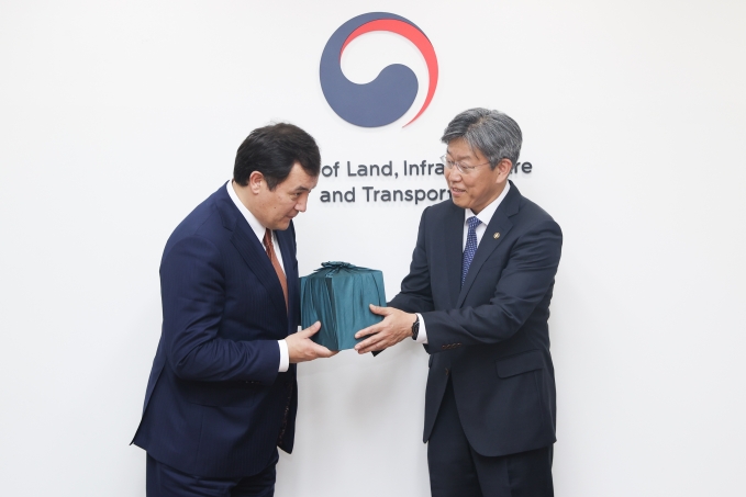 김이탁 제1차관 카자흐스탄 알리벡 바카예프 외교부 차관 면담 - 포토이미지