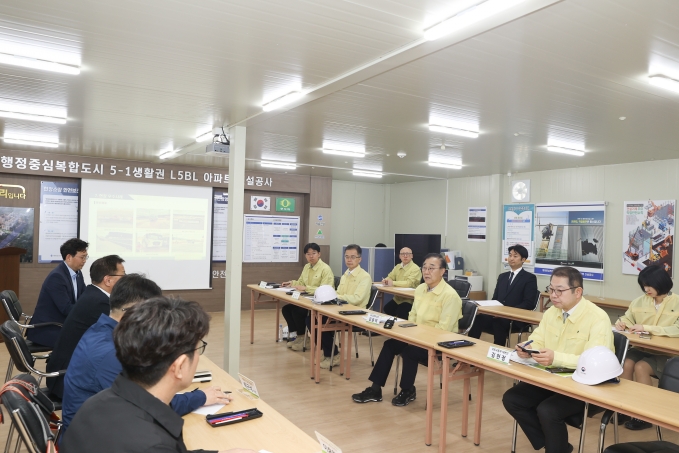 김윤덕 장관 세종시 공동주택 건설현장 현장점검 - 포토이미지