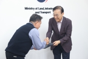 김윤덕 장관 버스기사 직접 만나 표창