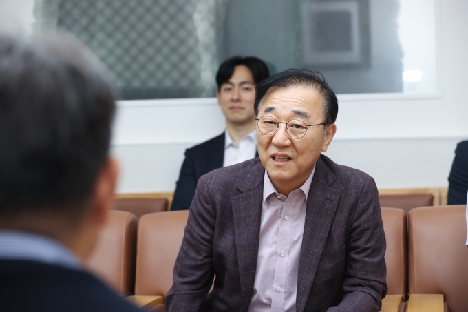 김윤덕 장관 버스기사 직접 만나 표창 - 포토이미지